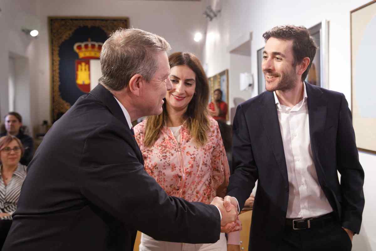 Emiliano García-Page saluda a Pablo Pradillos, uno de los jóvenes que volvió a Castilla-La Mancha con el Plan de Retorno de Talento.