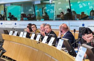 El presidente de Castilla-La Mancha, Emiliano García-Page, presenta, en Bruselas, el dictamen para el relevo generacional en la agricultura.