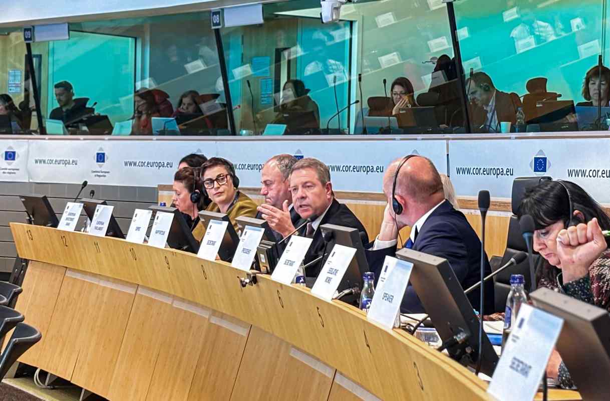 El presidente de Castilla-La Mancha, Emiliano García-Page, presenta, en Bruselas, el dictamen para el relevo generacional en la agricultura.