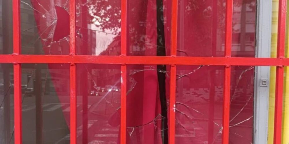 Cristal apedreado de la sede el PCE en Talavera.