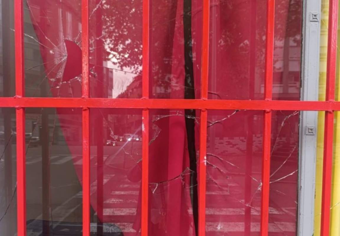 Cristal apedreado de la sede el PCE en Talavera.