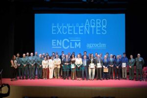 Foto de familia de galardonados y patrocinadores de los II Premios Agro Excelentes de ENCLM. Foto: Javier Ruchez.