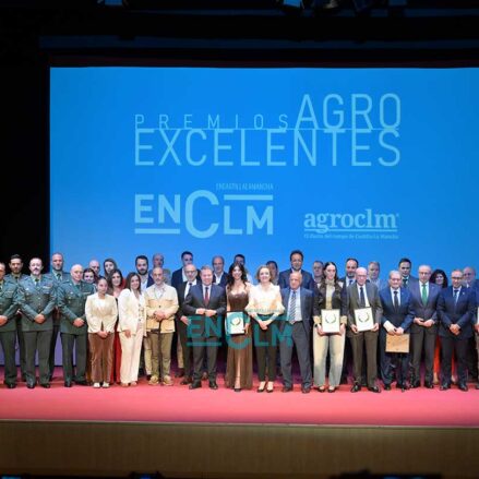 Foto de familia de galardonados y patrocinadores de los II Premios Agro Excelentes de ENCLM. Foto: Javier Ruchez.
