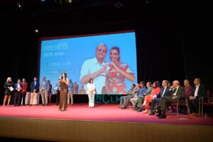 Gloria Santoro recogiendo el Premio "Viva la Vida" para En Compañía en los Agro Excelentes ENCLM. Foto: Javier Ruchez.