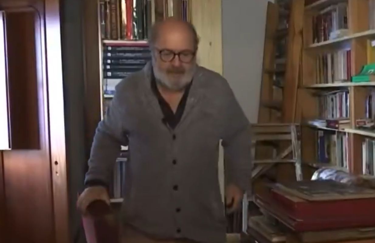 Prudencio Mateos, entre sus papeles. Foto: recorte del reportaje de RTVE.