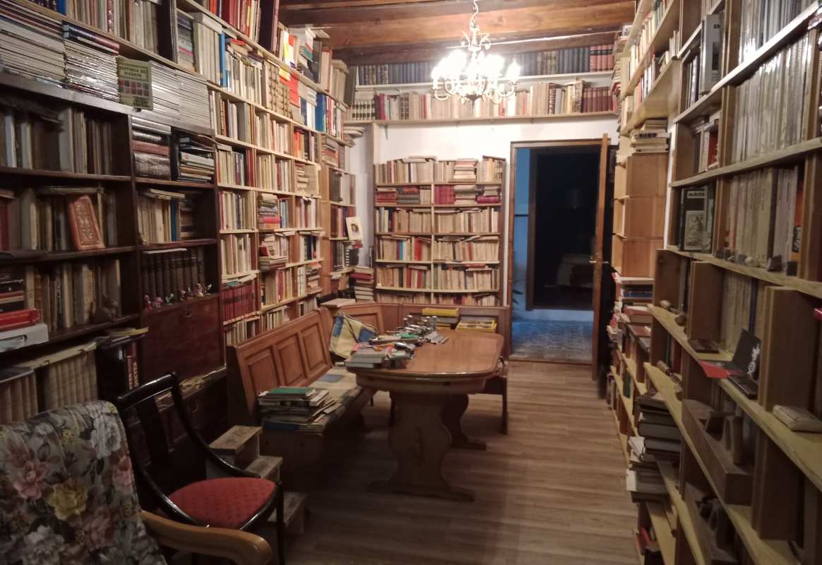 Así es una parte de la tremenda biblioteca de Prudencio Mateos en Almodóvar del Campo.