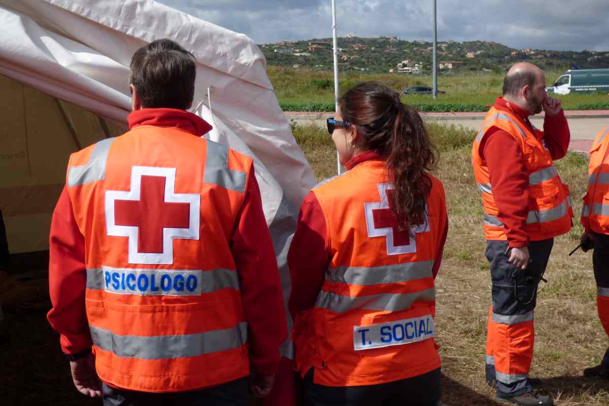 Un psicólogo y un trabajador social trabajando en una situación de emergencia.