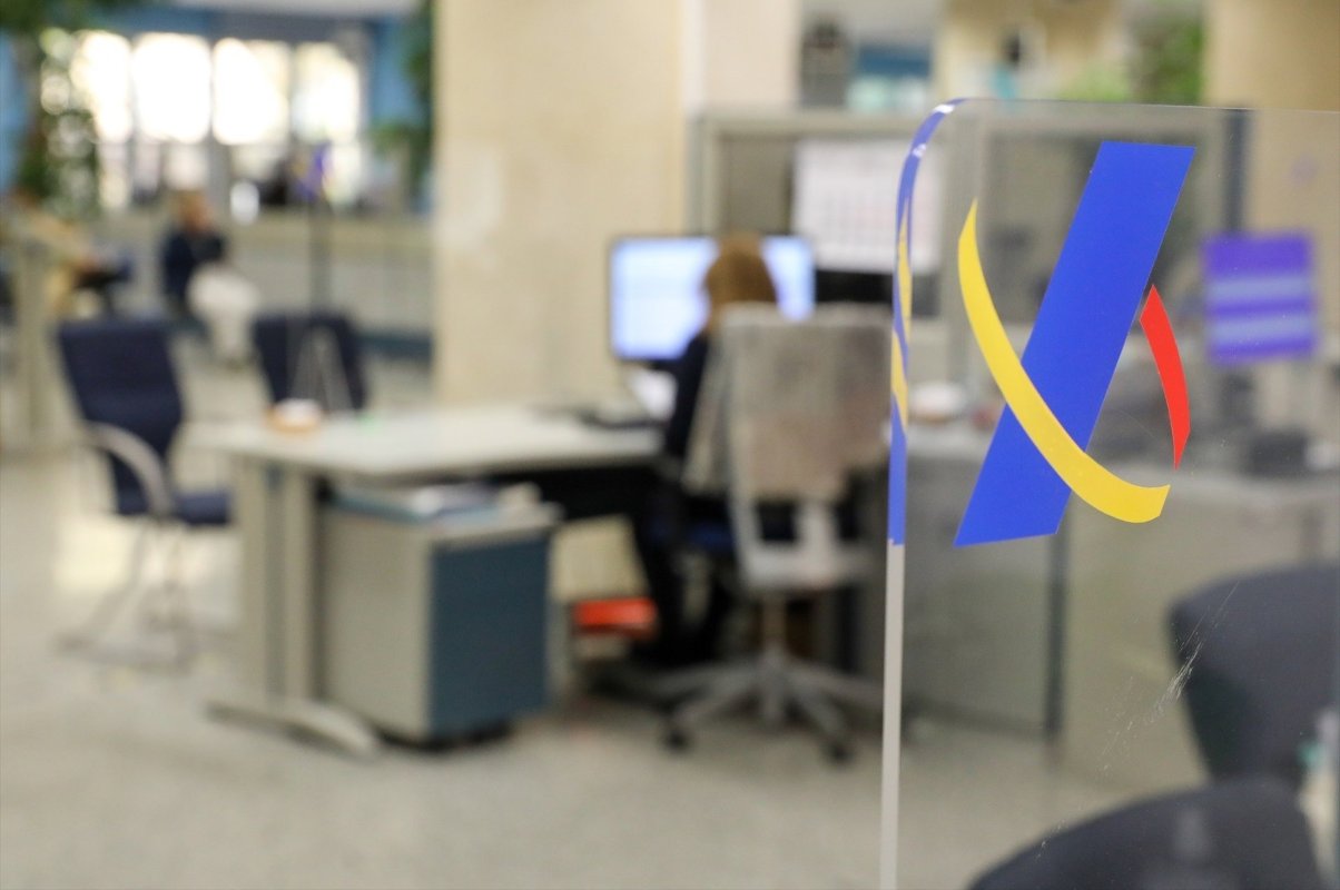 Una empleada trabaja en una oficina de la Agencia Tributaria.