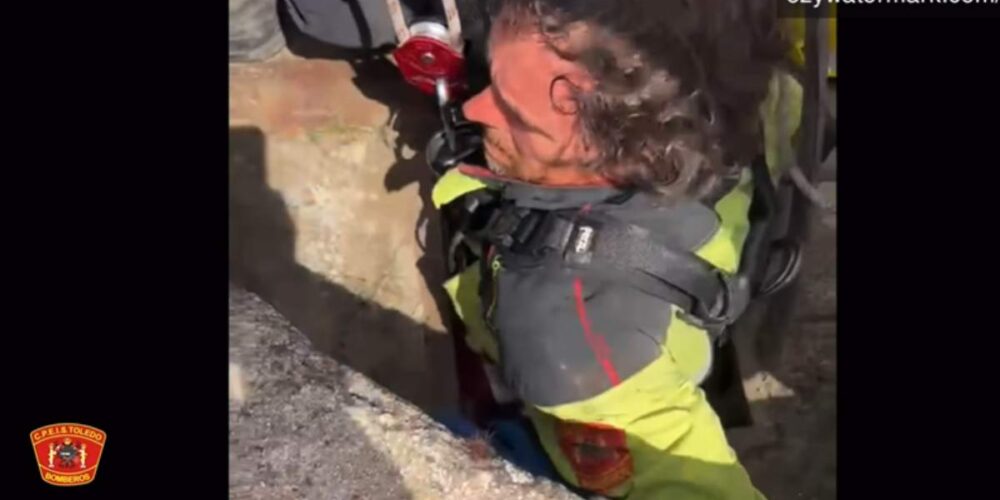 Los bomberos rescatando al niño del pozo