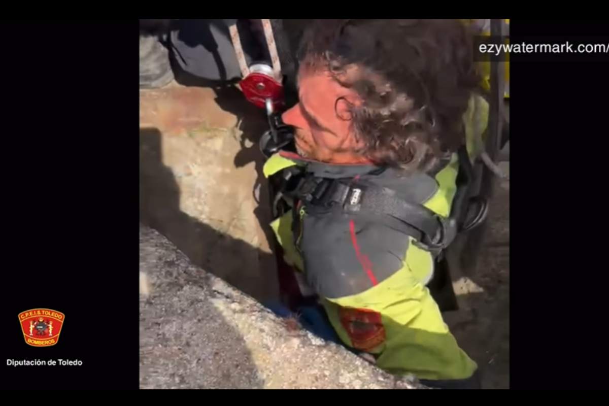 Los bomberos rescatando al niño del pozo