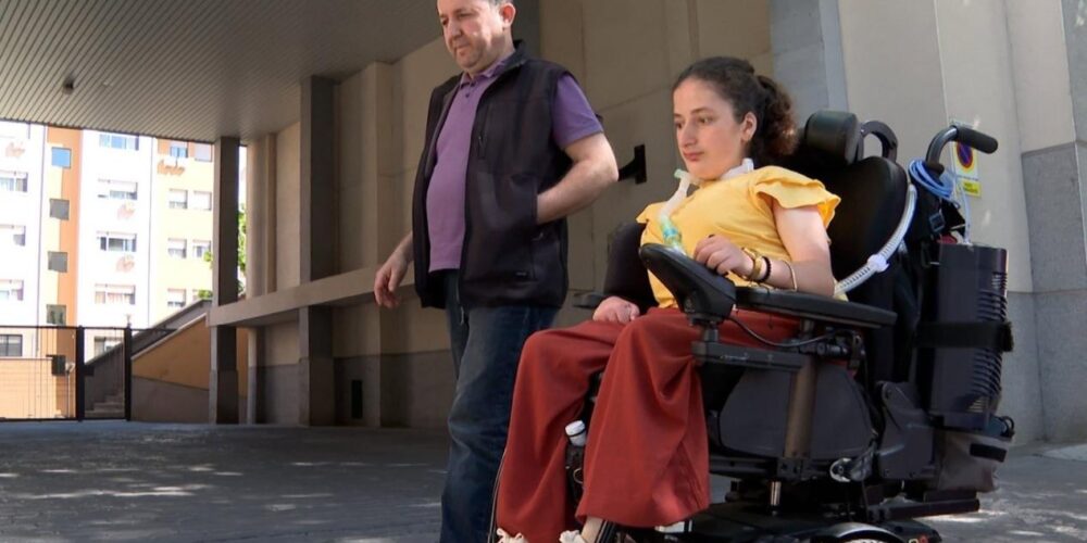 Salma, una joven de 19 años con una discapacidad del 96 por ciento que requiere de respiración asistida. - EUROPA PRESS
