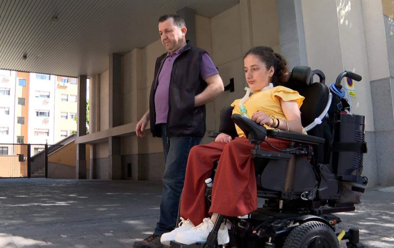 Salma, una joven de 19 años con una discapacidad del 96 por ciento que requiere de respiración asistida. - EUROPA PRESS