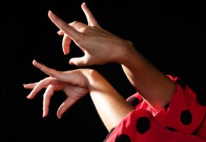 Primer plano flamenca mujer moviendo las manos.