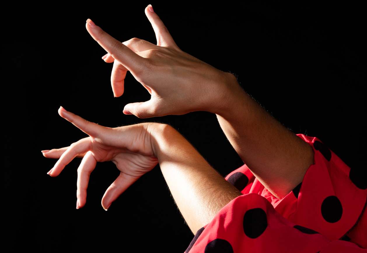 Primer plano flamenca mujer moviendo las manos.
