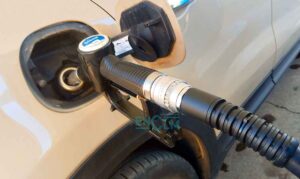 Coche respostando en una gasolinera. Foto: Rebeca Arango.