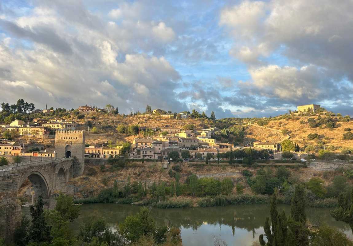 Intervalos nubosos junto al puente de San Martín, en Toledo.
