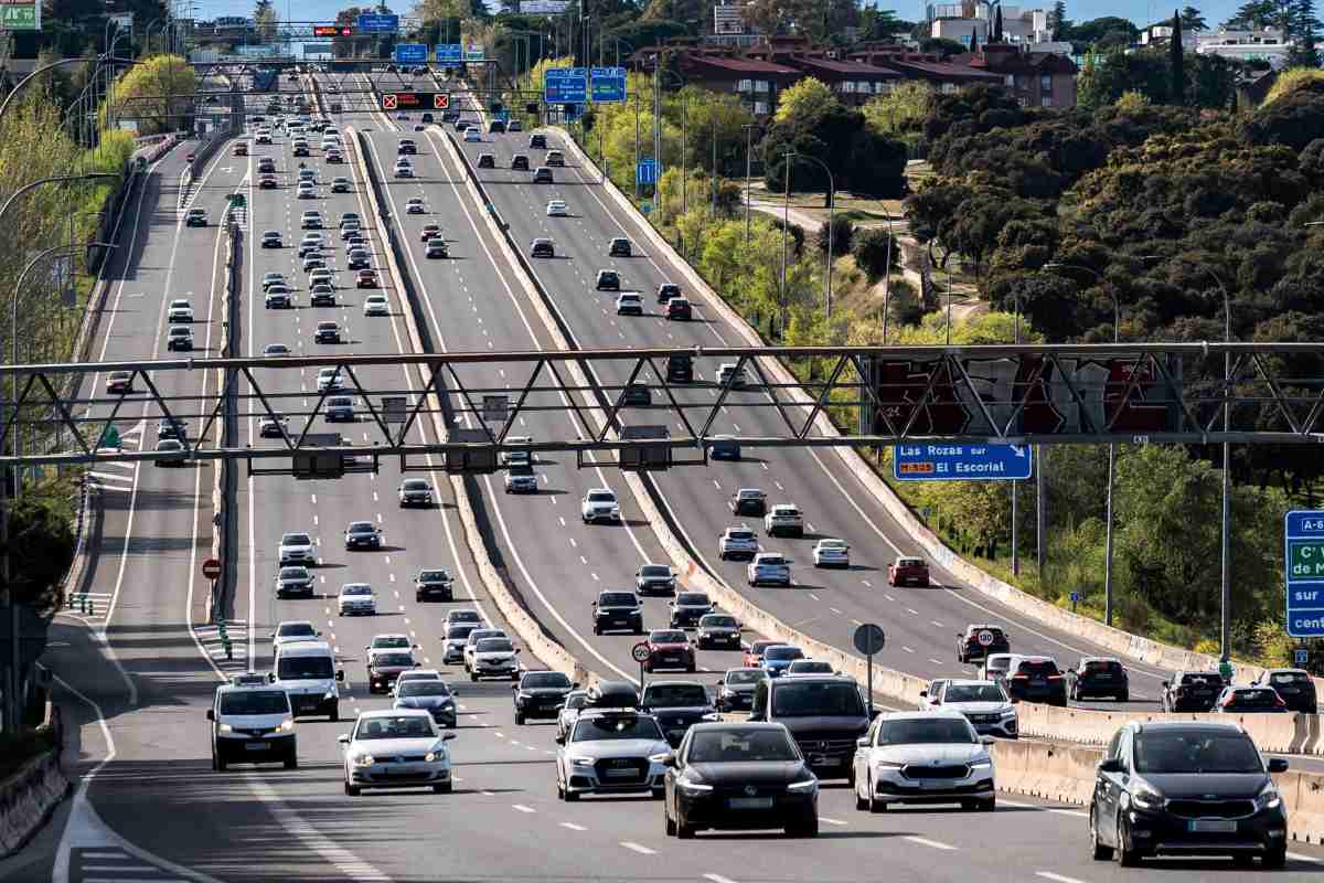 Decenas de vehículos. Foto: EP.