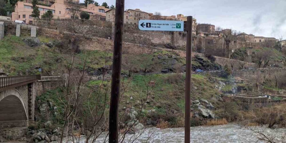 Una de las señalizaciones del "sendero del Valle'.