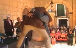 Carlos Arribas celebra que su cuadrilla ha ganado la puja de la Virgen de Rus, en San Clemente.