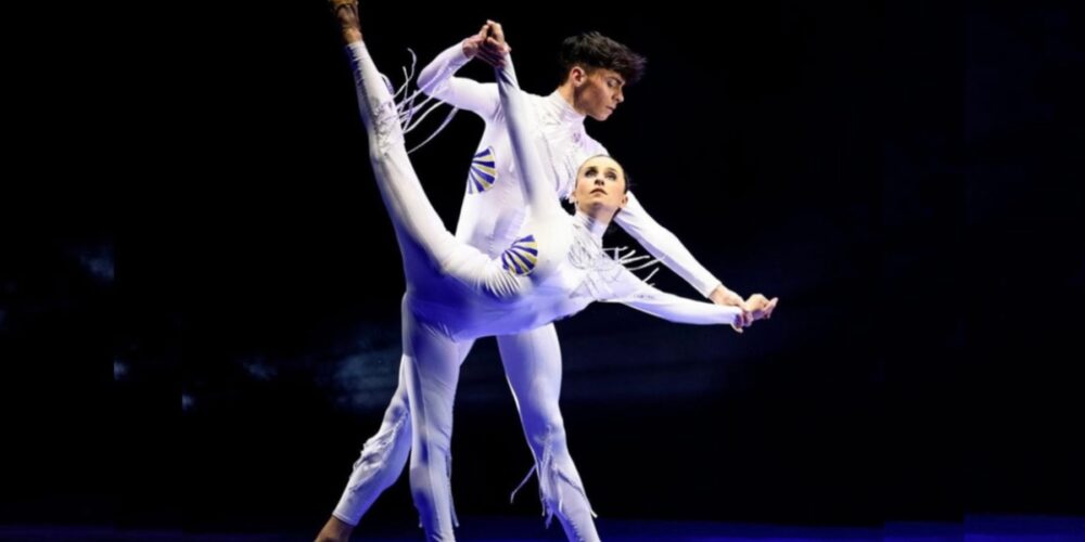 Ismael Olivas, junto a otra bailarina
