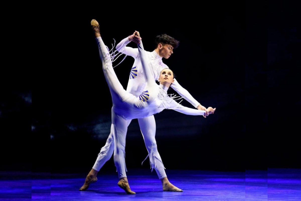 Ismael Olivas, junto a otra bailarina