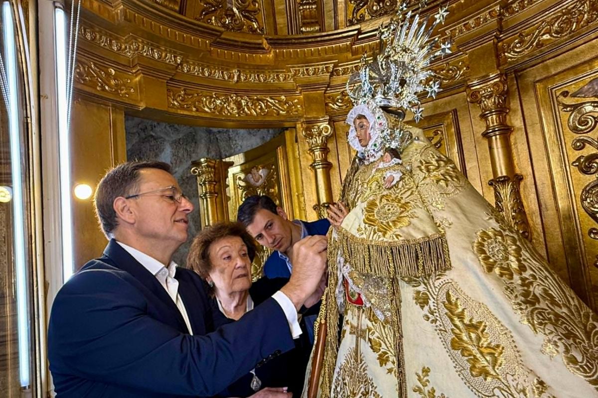 El alcalde de Albacete coloca el batón a la Virgen de Los Llanos, en la Catedral