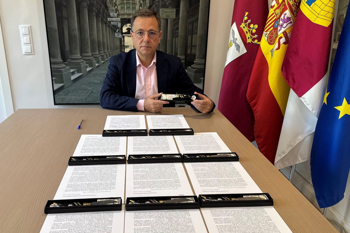 El alcalde de Albacete, Manuel Serrano, se dirige por carta al presidente del Gobierno en defensa del sector cuchillero