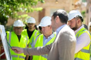 Emiliano García-Page, junto a Sergio Martín, visita las obras de reconstrucción de Letur tras la DANA. Foto: JCCM