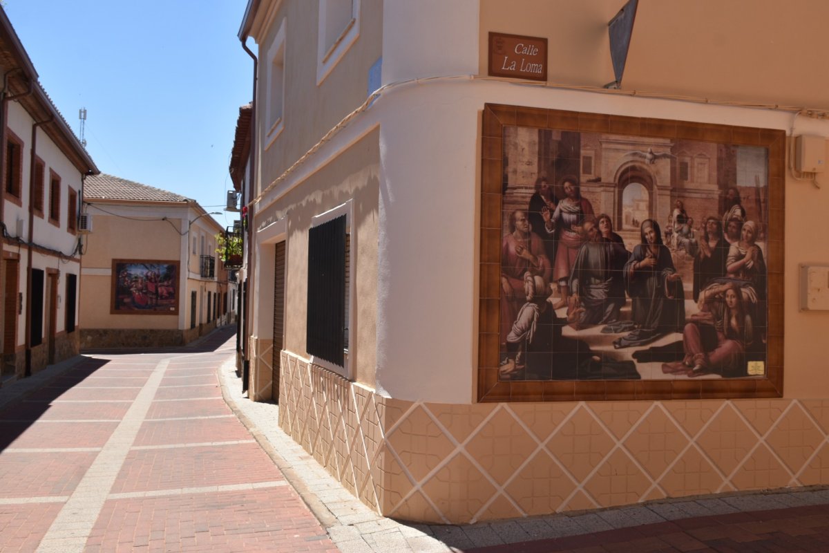 Calles de Almedina con varias representaciones del artista. Foto: L.R.B.