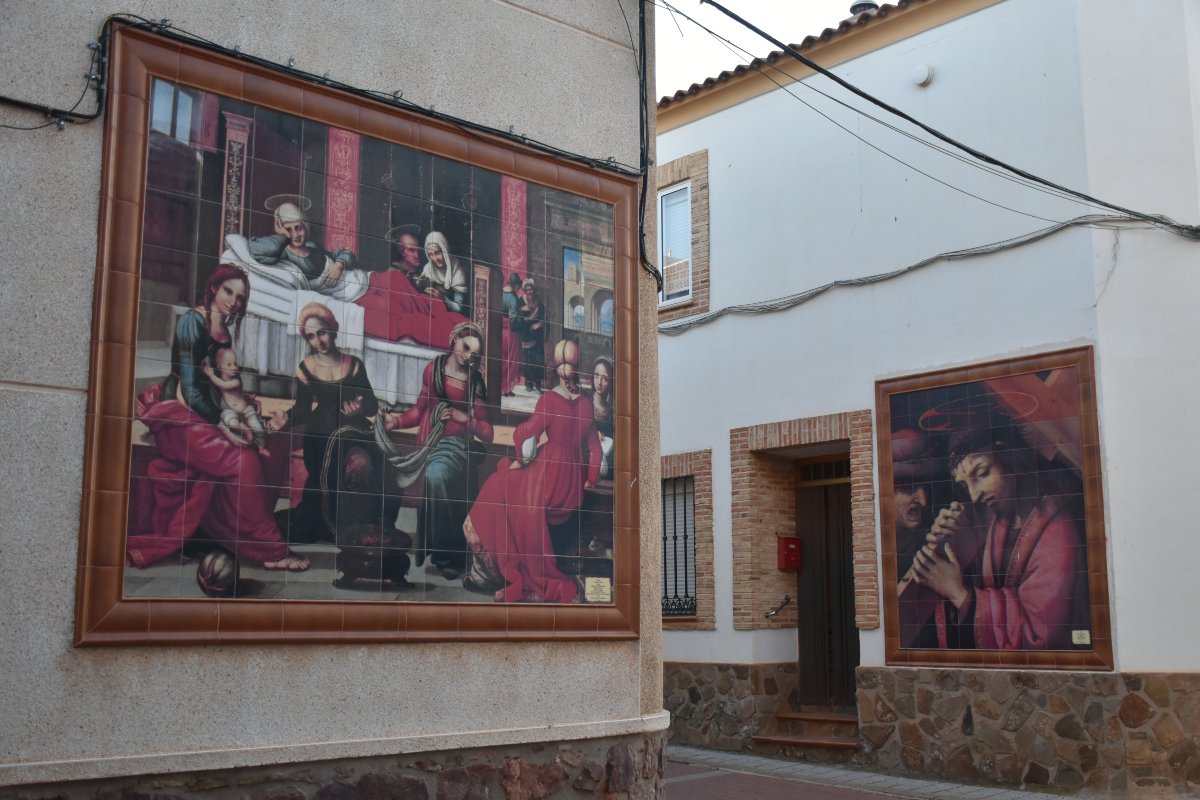 Calles de Almedina con varias representaciones del artista. Foto: L.R.B.
