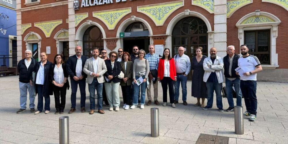 Defensores de que el AVE pase por Alcázar de San Juan a las puertas de su estación. En el acto también han estado la alcaldesa, Rosa Melchor, y el diputado nacional del PSOE, Gonzalo Redondo