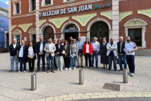 Defensores de que el AVE pase por Alcázar de San Juan a las puertas de su estación. En el acto también han estado la alcaldesa, Rosa Melchor, y el diputado nacional del PSOE, Gonzalo Redondo