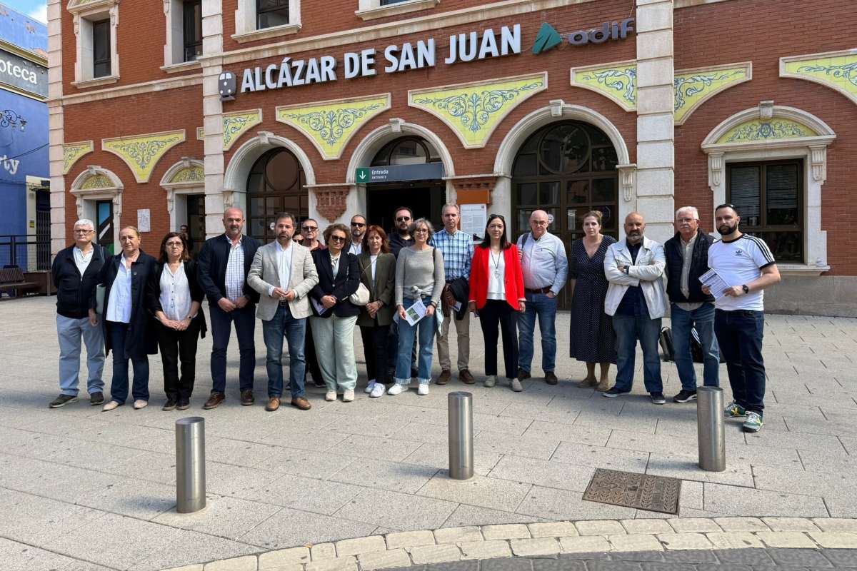 Defensores de que el AVE pase por Alcázar de San Juan a las puertas de su estación. En el acto también han estado la alcaldesa, Rosa Melchor, y el diputado nacional del PSOE, Gonzalo Redondo