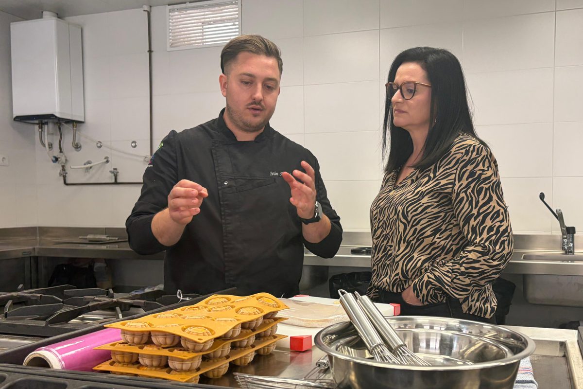 El chef Iván Anaya en la masterclass de cocina para los hosteleros almagreños