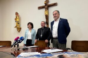 El obispo de Ciudad Real junto al ecónomo diocesano, Jesús Álvarez, y la encargada de la gestión administrativa de la diócesis, Isabel Oviedo