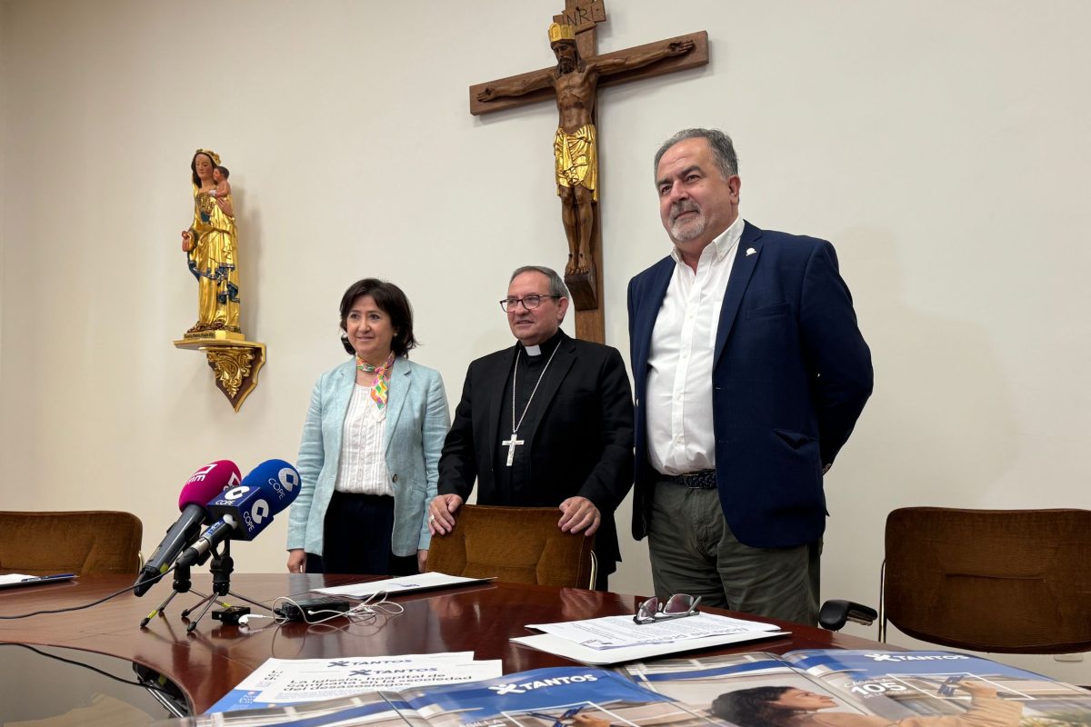 El obispo de Ciudad Real junto al ecónomo diocesano, Jesús Álvarez, y la encargada de la gestión administrativa de la diócesis, Isabel Oviedo