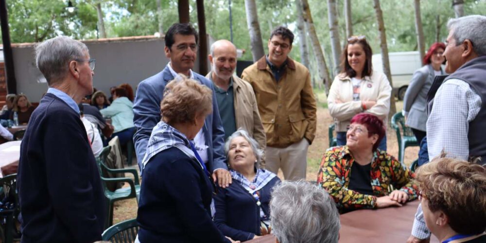 El vicepresidente segundo del Gobierno de Castilla-La Mancha, José Manuel Caballero, ha participado en el encuentro de Centros de Mayores con motivo de la fiesta de las Cruces y Mayos de Piedrabuena.