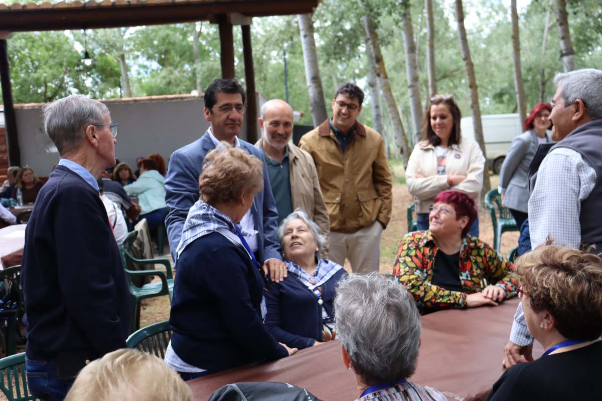 El vicepresidente segundo del Gobierno de Castilla-La Mancha, José Manuel Caballero, ha participado en el encuentro de Centros de Mayores con motivo de la fiesta de las Cruces y Mayos de Piedrabuena.