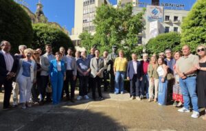 La Asociación de Cuchillería y Afines de Albacete (Aprecu) lee un manifiesto, junto al monumento al Cuchillero