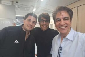 González del Valle, en primer plano, junto a los otros dos oftalmólogos que salvaron la vida a la joven que viajaba en el AVE