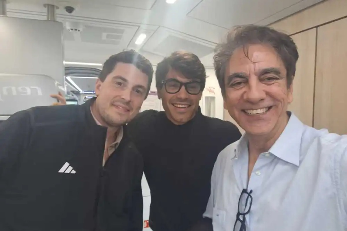 González del Valle, en primer plano, junto a los otros dos oftalmólogos que salvaron la vida a la joven que viajaba en el AVE