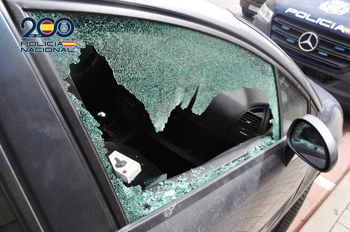 Ventanilla de vehículo rota por los detenidos en Hellín (Albacete)