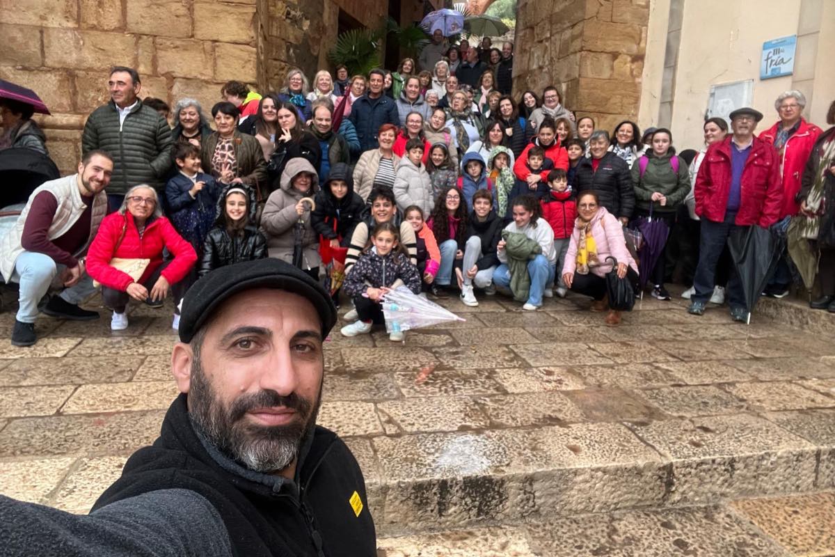 Naim Shoshandy junto a los vecinos en un viaje
