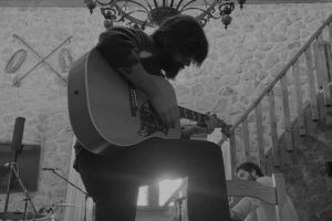 El guitarrista de Viva Suecia Alberto Cantúa en una casa rural de Riópar
