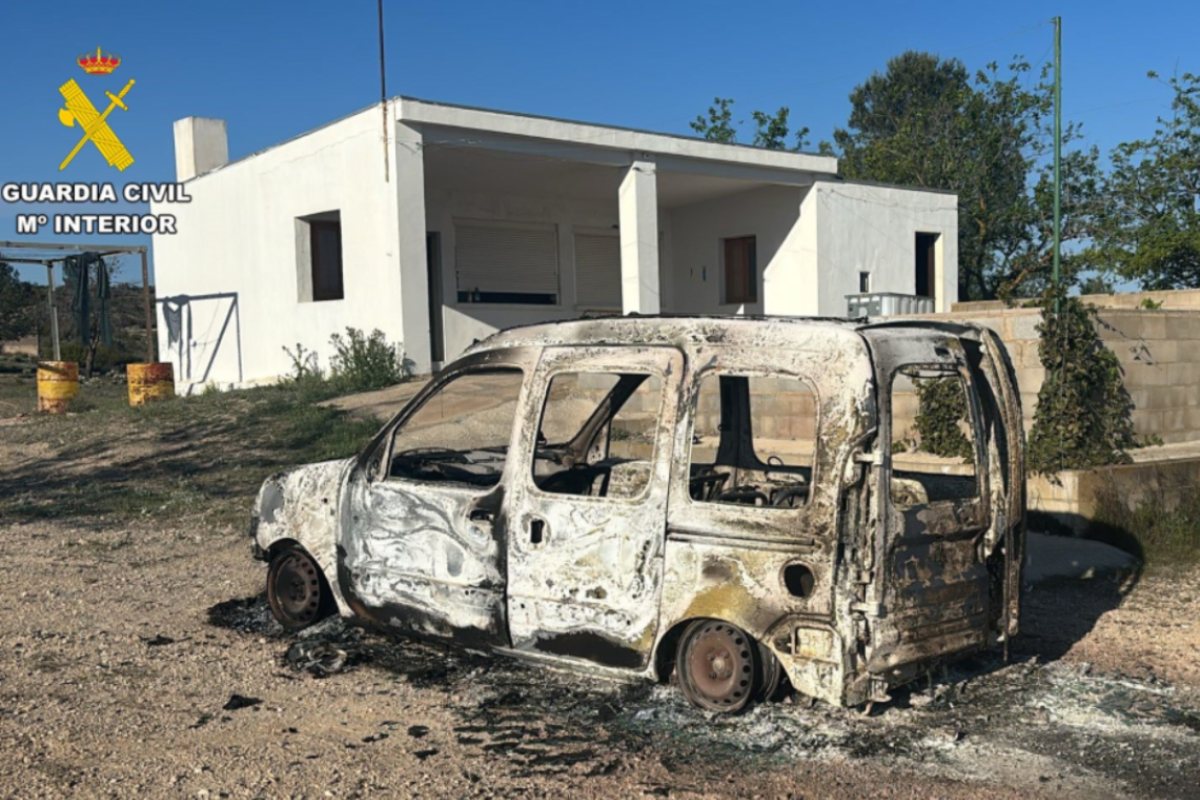 Furgoneta calcinada tras su robo en un garaje comunitario de Caudete (Albacete)