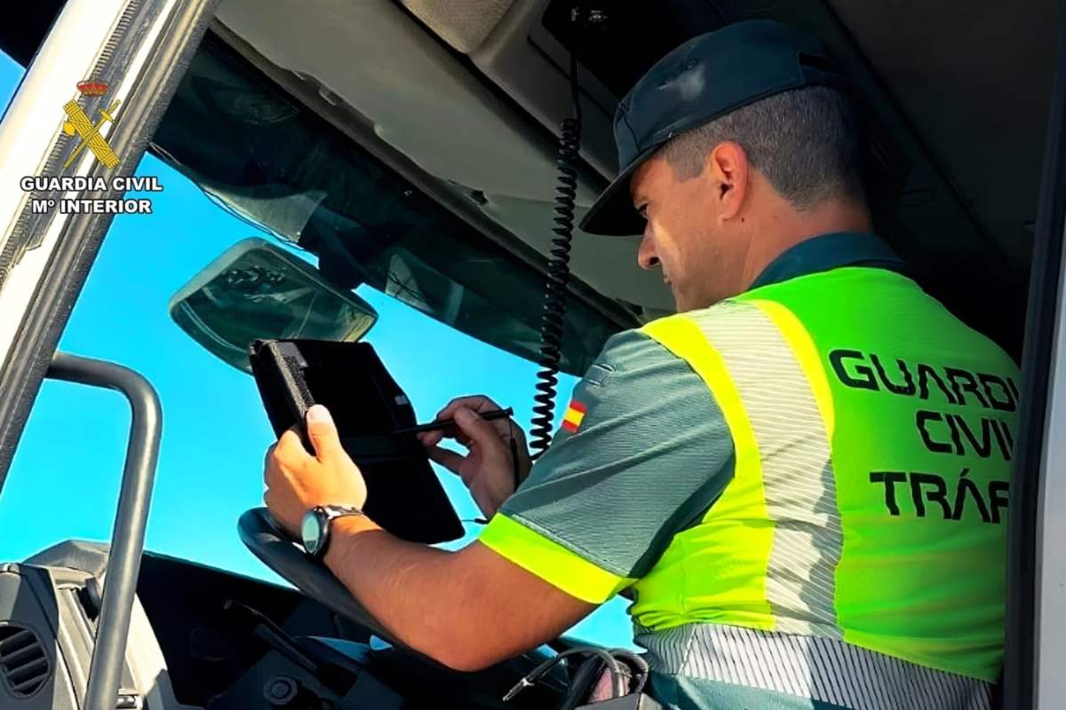 Imagen de archivo de un agente de la Guardia Civil de Tráfico revisando la cabina de un camión