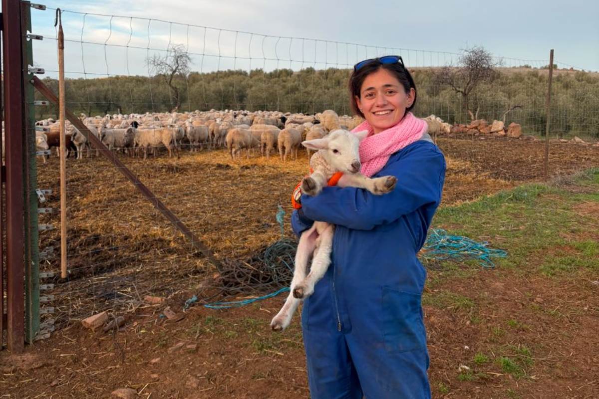 Imagen de la joven ganadera de Bolaños de Calatrava con un cordero en su explotación ganadera