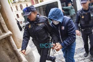 Entrada de uno de los acusados a la Audiencia de Toledo. Foto: Rebeca Arango.