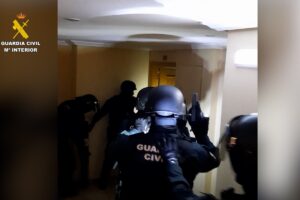 La Guardia Civil entrando al interior de una de las viviendas registradas en Alcázar de San Juan