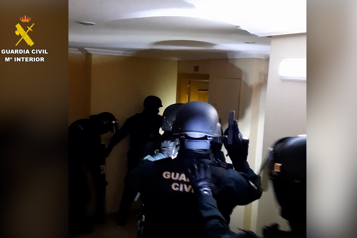 La Guardia Civil entrando al interior de una de las viviendas registradas en Alcázar de San Juan